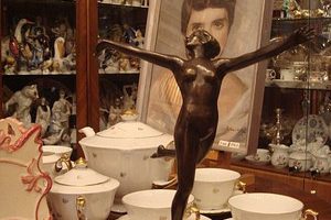 Ask The Antiques Diva™: Flea Marketing in the Paris of the East