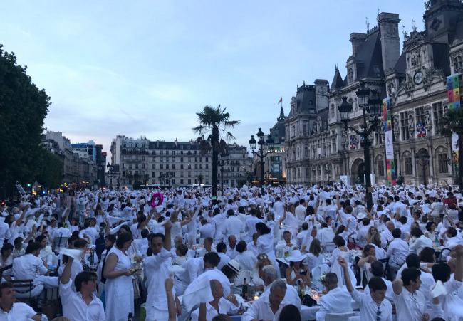 Le Dîner en Blanc Celebrates 30 Years in Paris