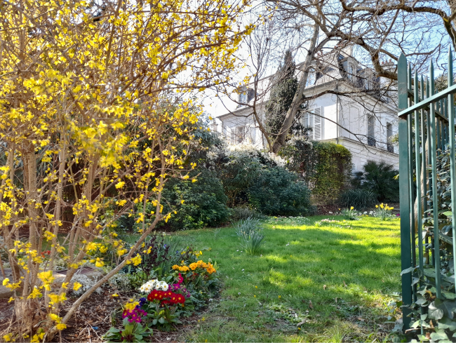 A photo of the garden at the Chateau des Brouillards