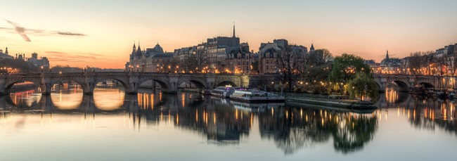 View of Pond des Arts shortly before sunrise