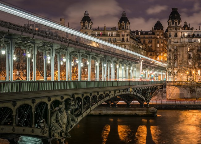 Nighttime view of Pont de Bir-Hakeim