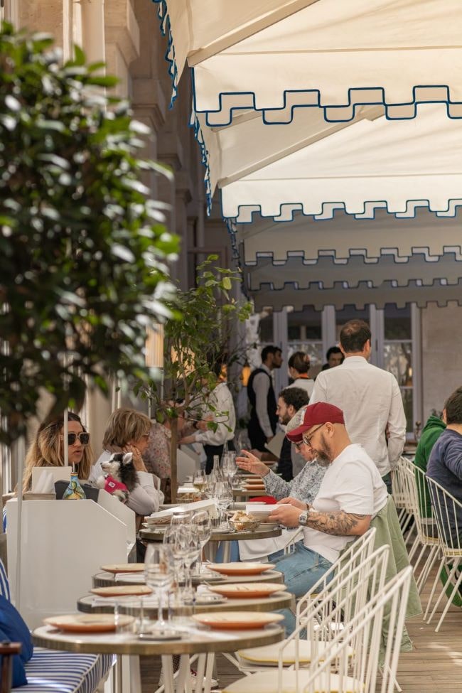 Mimosa terrace full of diners