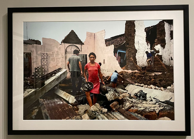 Returning home after three days of bombing, Masaya, Nicaragua, 1978
