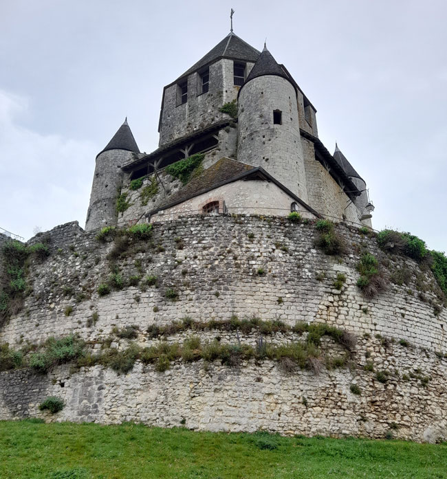 Tour César, 12th Century © Pat Hallam