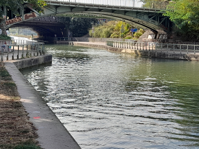 A peaceful stretch of canal between Bobigny and Pantin