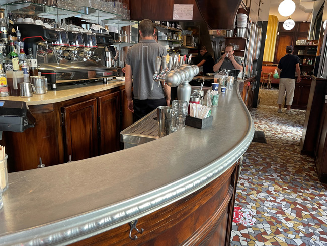 Le Progrès bar area