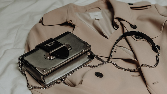 Trenchcoat and a Prada bag