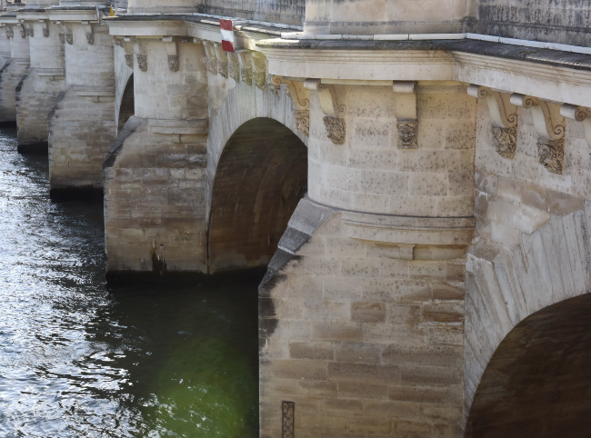 Le Pont Neuf pillars