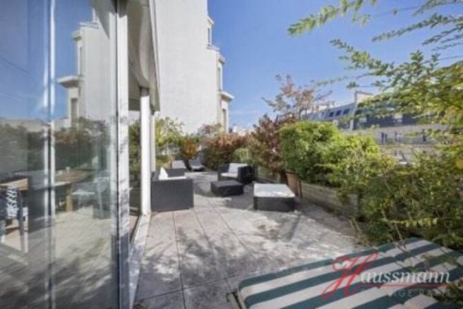 For Sale: Sophisticated 3-Bedroom Penthouse in Plaine Monceau