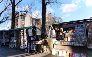 Les Bouquinistes: A History of the Beloved Booksellers on the Seine