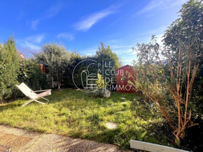 For Sale: Lovely 2 Bedroom Apartment