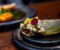 LA CONDESA Poularde de 130 jours, de╠üclinaison d'artichaut, cuisse farcie et jus de viande. Salade d'orge et artichaut sur sa feuille