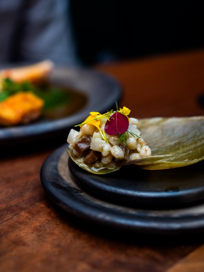 LA CONDESA Poularde de 130 jours, de╠üclinaison d'artichaut, cuisse farcie et jus de viande. Salade d'orge et artichaut sur sa feuille