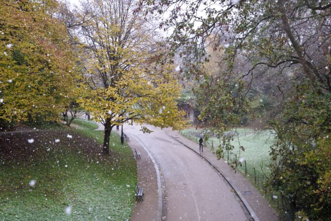 Snow in Paris! Scenes from a Winter Wonderland